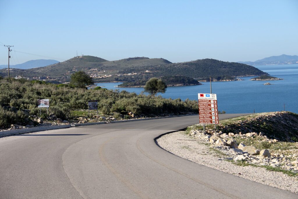 Ndërhyrjet në rrugët e Ksamilit, shpallet fituesi i kontratës për trotuaret dhe rrethimet anësore